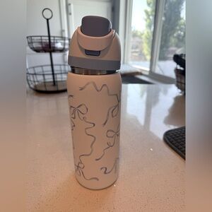 EUC Owala UO Exclusive FreeSip 32 oz Bow Water Bottle